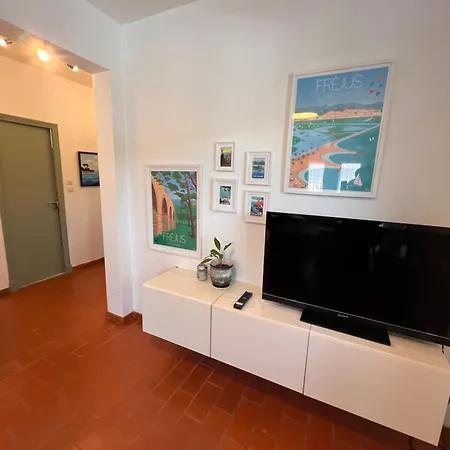 Appartement Simone, Maison, Quartier Calme, Grande Terrasse, Spa, Barbecue, 2 Fréjus