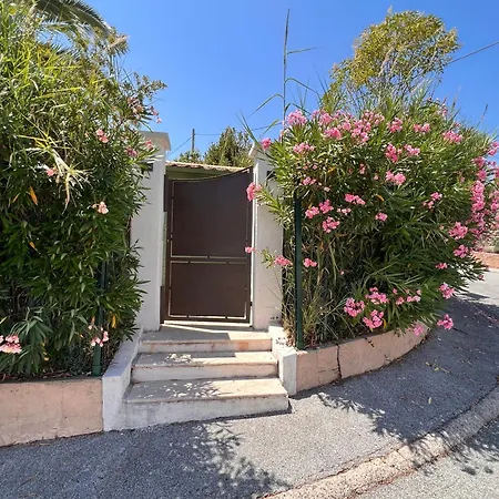 Appartement Simone, Maison, Quartier Calme, Grande Terrasse, Spa, Barbecue, 2 Fréjus